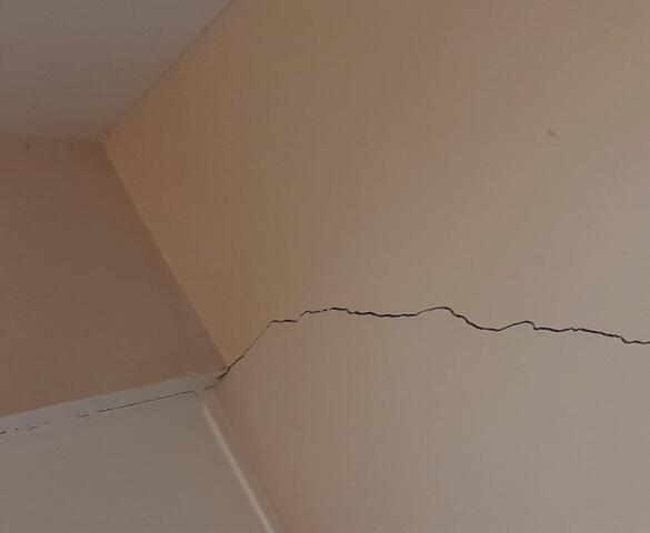 Signs of a Foundation Problem: Interior Wall Cracks