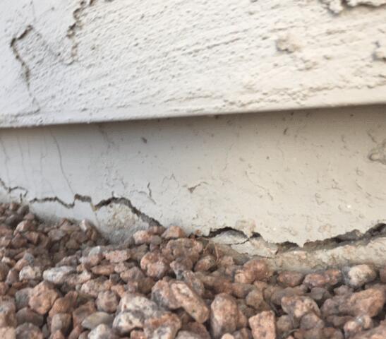 Stem Wall Failure Symptoms: Horizontal Concrete Cracks