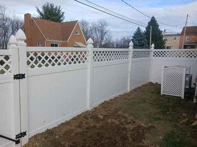 6' Acadia Privacy with Lattice Top / White Vinyl Fence /(1) 4' gate