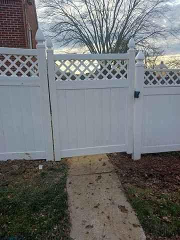 6' Acadia Privacy with Lattice Top / White Vinyl Fence /(1) 4' gate