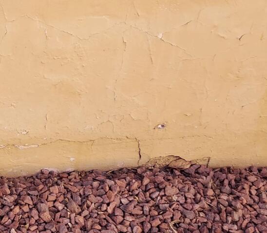 Symptoms of Oxidation Problems in a Stem Wall: Vertical Cracks