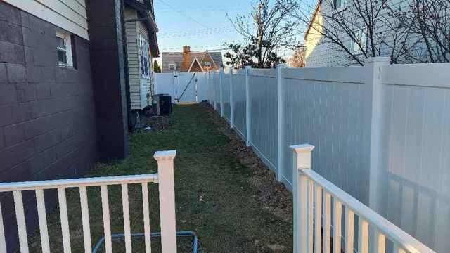 Acadia Privacy 6' White Vinyl Fence / (1) 3' gate / (1) 4' gate