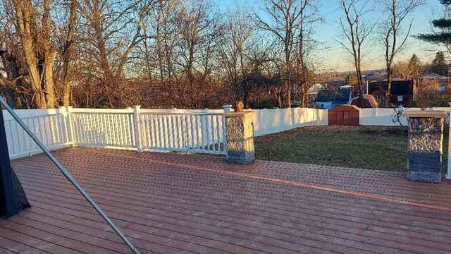 Acadia Privacy 6' White Vinyl Fence / (1) 3' gate / (1) 4' gate