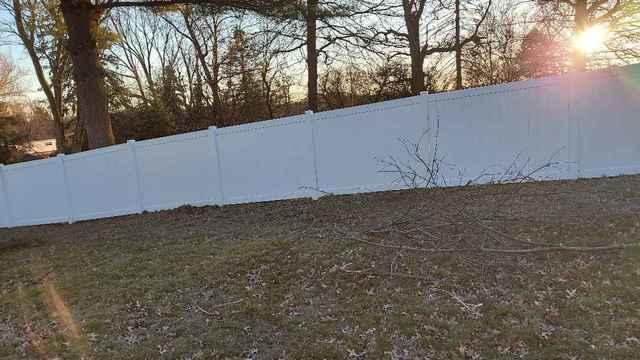 Acadia Privacy 6' White Vinyl Fence / (1) 3' gate / (1) 4' gate