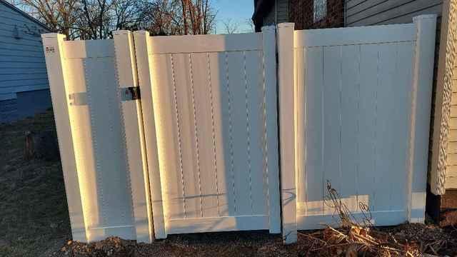 Acadia Privacy 6' White Vinyl Fence / (1) 3' gate / (1) 4' gate