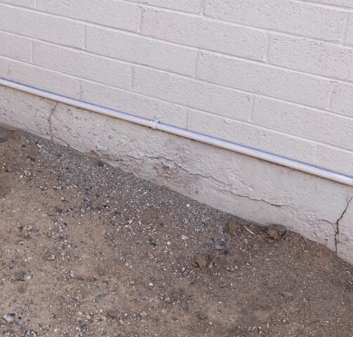 Symptoms of Oxidation in a Stem Wall: Horizontal Cracks