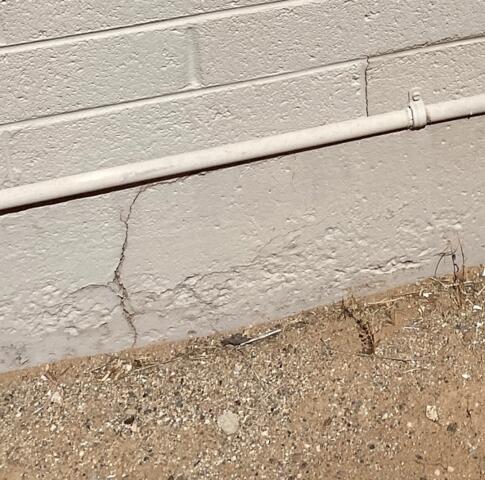 Symptoms of Oxidation in a Stem Wall: Vertical Cracks