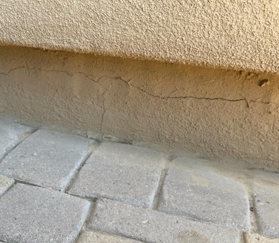 Stem Wall Failure Signs: Horizontal Cracks