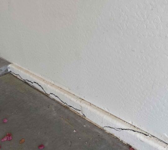 Signs of Stem Wall Failure: Horizontal Cracks