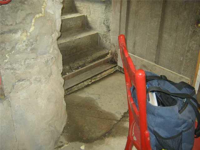 L'eau qui passe sous la porte du soussol