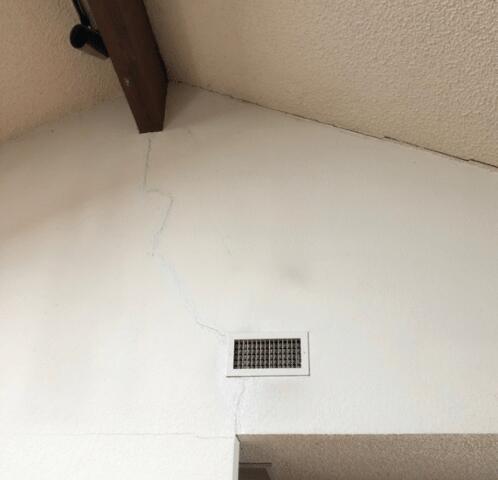 Signs of Foundation Problems: Wall cracks