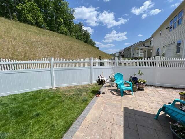 6' Acadia with Vinyl Picket Top / 6' Concave Yosemite White Vinyl Fence /New England Caps / (1) 8' double gate / (1) 4' gate