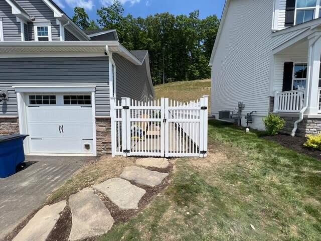 6' Acadia with Vinyl Picket Top / 6' Concave Yosemite White Vinyl Fence /New England Caps / (1) 8' double gate / (1) 4' gate