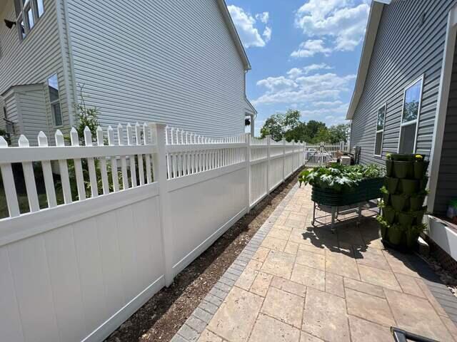 6' Acadia with Vinyl Picket Top / 6' Concave Yosemite White Vinyl Fence /New England Caps / (1) 8' double gate / (1) 4' gate