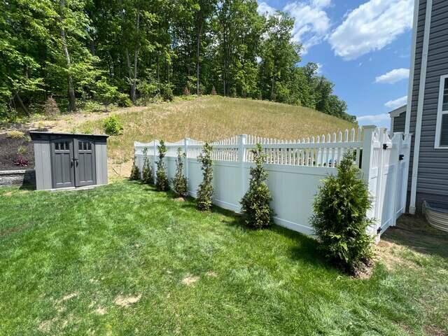 6' Acadia with Vinyl Picket Top / 6' Concave Yosemite White Vinyl Fence /New England Caps / (1) 8' double gate / (1) 4' gate