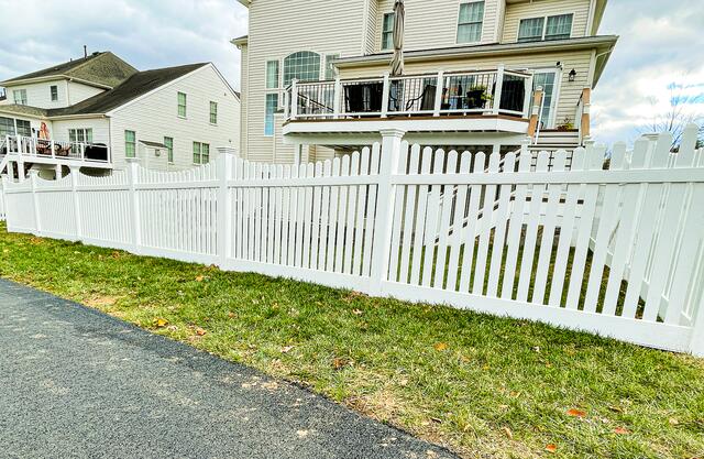 Vinyl Picket Fence install in Purcellville, VA