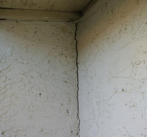 Sign of Foundation Problems: Wall Cracks in Tolleson, AZ