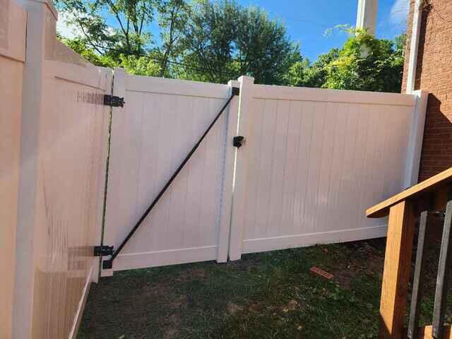 6' Acadia Privacy White Vinyl Fence / (1) 4' gate / (1) 5' double gate