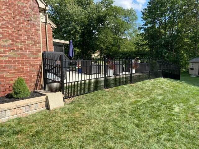 4' Blue Ridge / Residential Grade / 3 Rail / Flush Bottom / Puppy Picket Black Aluminum Fence / (1) 4' Rainbow Arch Gate / Puppy Picket