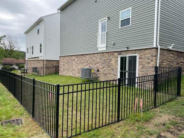4" Classic / Residential Grade / Flush Bottom / 3 Rail Black Aluminun Fence / (1) 4' gate