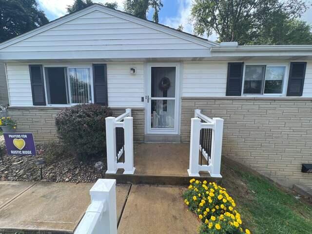 White  36" Superior T Vinyl Railing /Round Black Aluminum Balusters