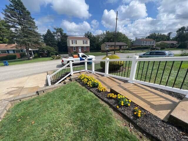 White  36" Superior T Vinyl Railing /Round Black Aluminum Balusters