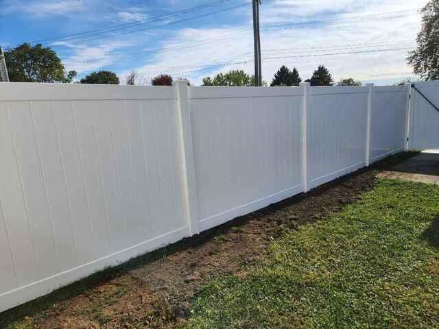 6' Privacy White Vinyl Fence / (1) 4' gate