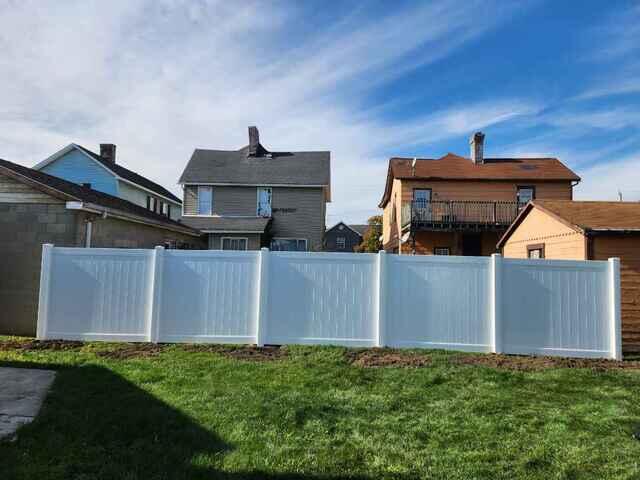 6' Privacy White Vinyl Fence / (1) 4' gate