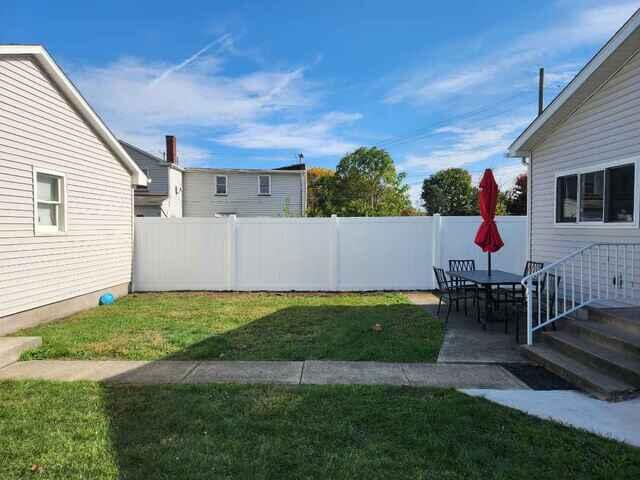 6' Privacy White Vinyl Fence / (1) 4' gate