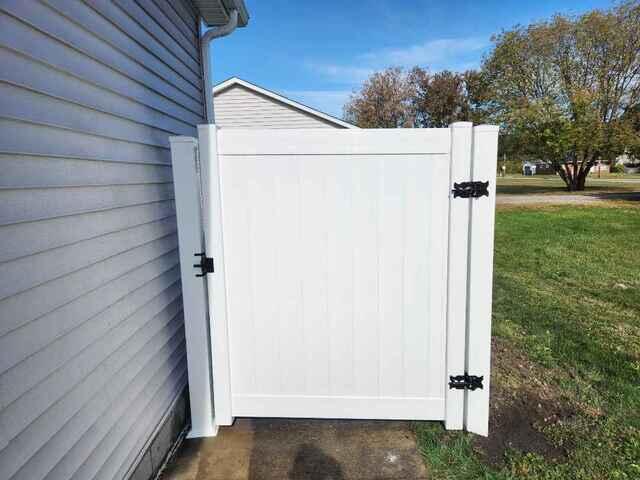 6' Privacy White Vinyl Fence / (1) 4' gate