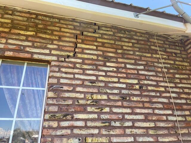 Signs of Foundation Problems: Exterior Cracks in Joseph City, AZ