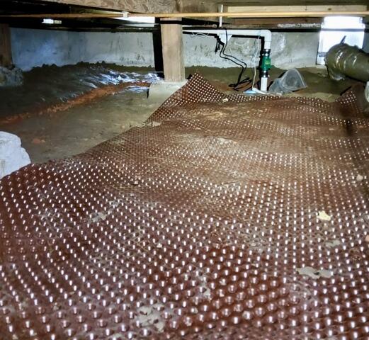 Installation of heavy-duty Delta Matting membrane to protect the sealed liner.