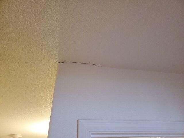 Symptoms of Foundation Problems Around the House: Ceiling Cracks in Taylor, AZ