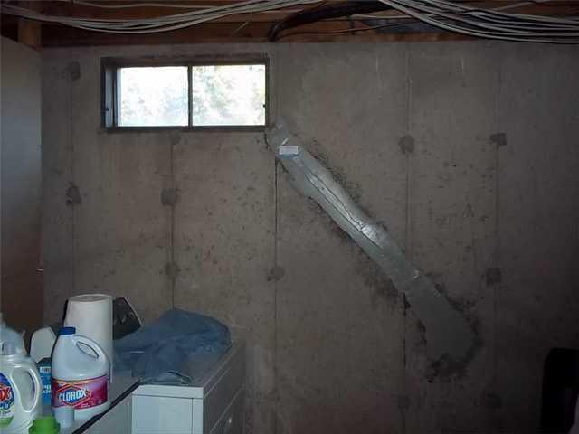 The owners of this home previously tried to repair the cracks in the wall caused by the foundation problem by sealing them. However, such a cosmetic repair does not get to the root of the problem.