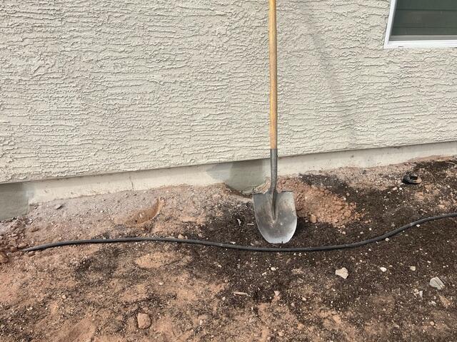 Signs of Stem Wall Failure: Vertical Cracks in Arizona City, Arizona