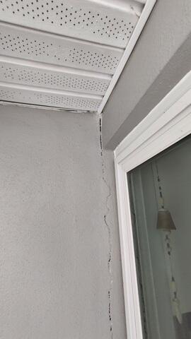 Vertical Wall Cracks