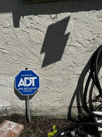 Horizontal and Vertical Exterior Wall Cracks