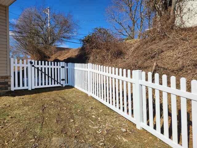 4' Olympic Picket White Vinyl Fence /(1) 3' gate / (1) 5' gate