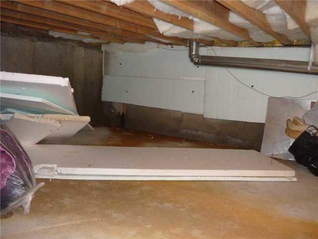 <p>Signs of iron ochre and water flowing through the crawlspace.</p>