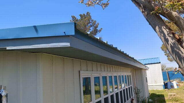 Front view of home without Gutters.