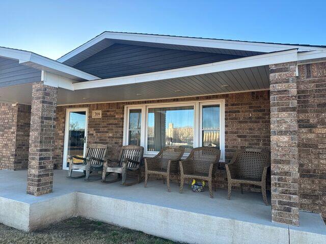 Front porch without gutters.