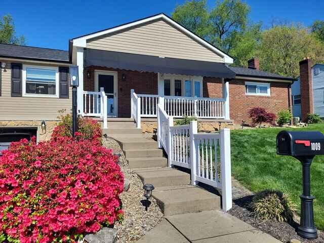 White 36" Superior T Vinyl Railing / Colonial Balusters