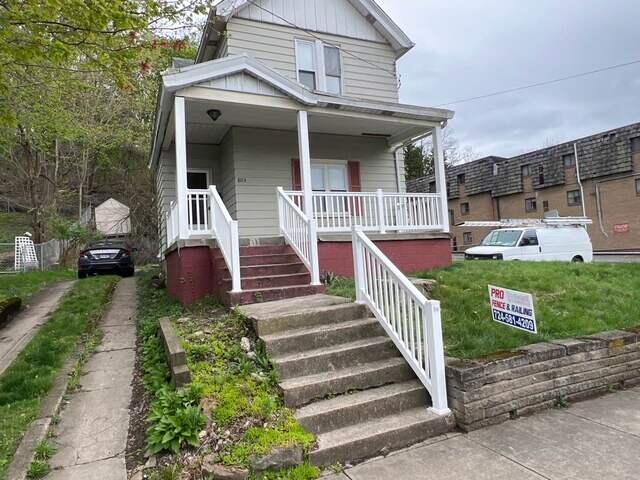White 36" Superior T Vinyl Railing / Vinyl Wrap 6x6 Pressure Treated Supports