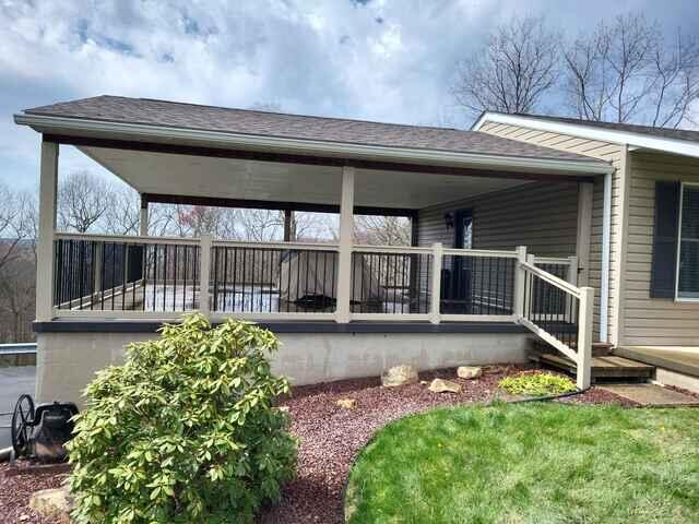 Clay 42" Superior T with Black Aluminum Balusters Vinyl Railing / Vinyl Wrap Columns / (1) 3' Gate