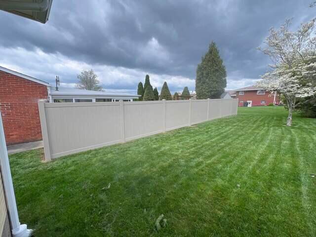 6' Acadia Clay Vinyl Fence / 1 Gate