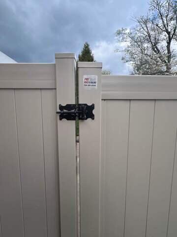 6' Acadia Clay Vinyl Fence / 1 Gate