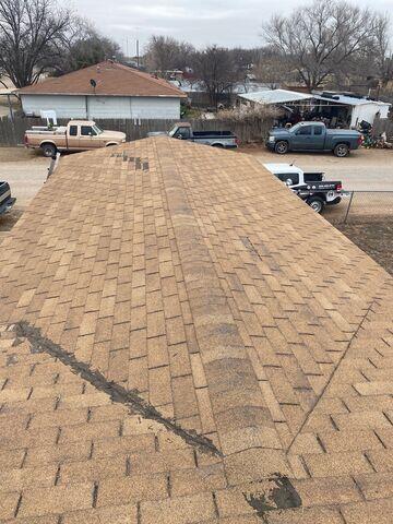 Roof with damages and temporary  fixtures.