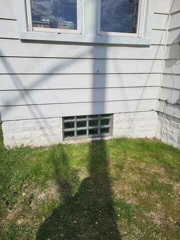 (2) Glass block window with no air vents / Wave Pattern