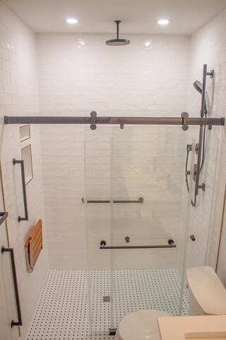 Main Room's Bathroom