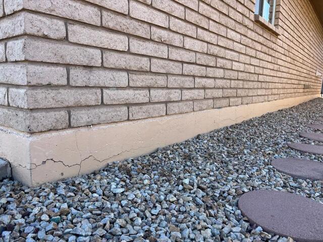 Signs of Corrosion in Stem Wall: Horizontal Cracks in Mesa, AZ